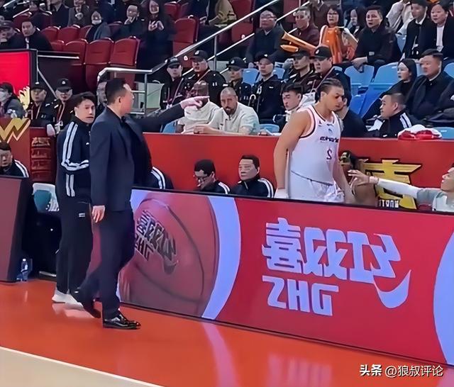 开云体育官方入口-上海男篮疑似内讧！洛夫顿不满卢伟回怼惹争议 曾怒斥带着情绪打球